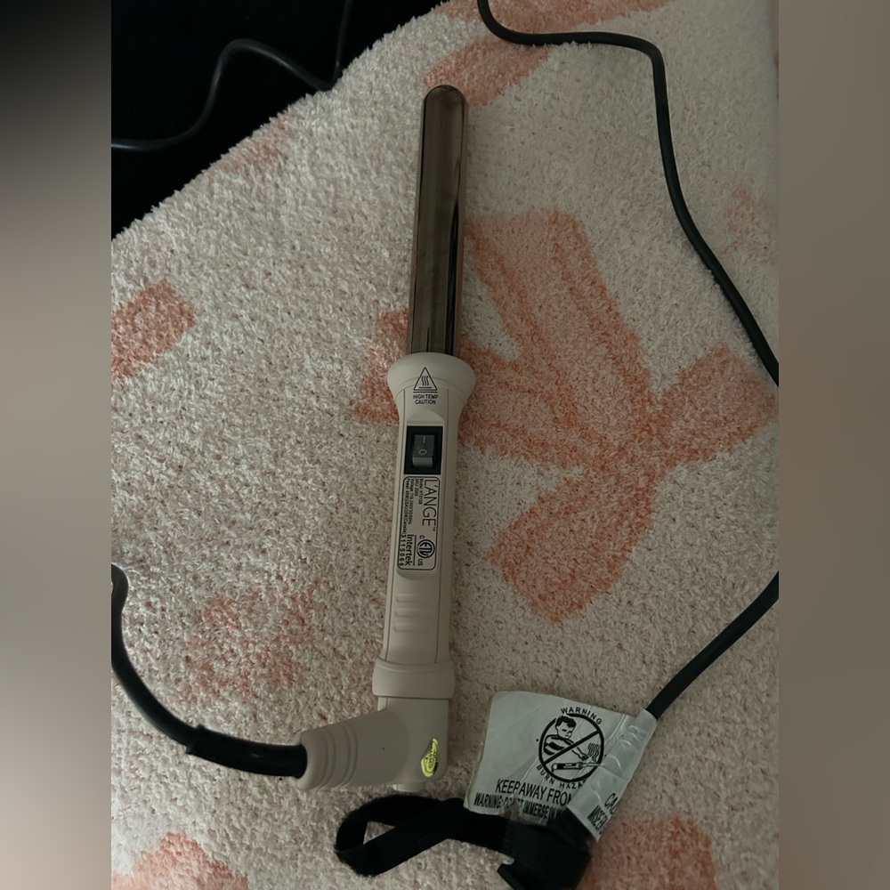 L’ANGE light pink curling wand.